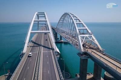 Снегопады в Крыму: на Крымском мосту посоветовали не разгоняться больше 40 км/ч