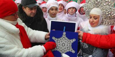 В Новосибирск привезли символ «Новогодней столицы России» - филигранную снежинку