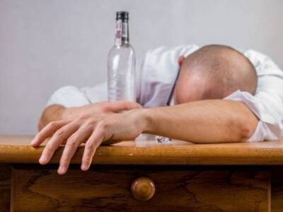 В Новосибирской области мужчина на спор выпил бутылку водки и умер
