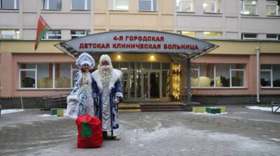 Представители МАЗ поздравили с новогодними праздниками пациентов детской больницы №4 Минска