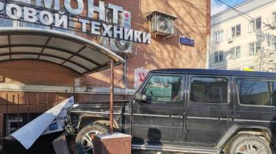 «Гелендваген» влетел в сервисный центр на оживлённой улице в Воронеже