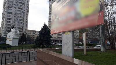 На юге России обелиск павшим воинам закрыли баннером с рекламой мяса