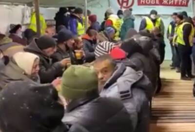 Суровая зима пришла в Одессу, пункт обогрева переполнен людьми: кадры
