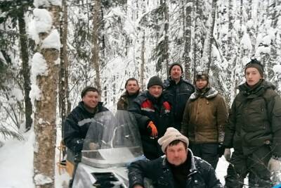Фрагменты рухнувшего советского бомбардировщика обнаружили в лесу новгородские поисковики