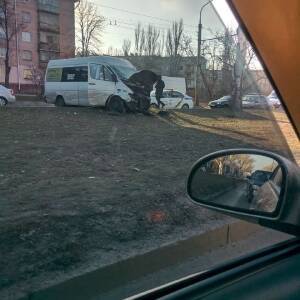 В Запорожье в ДТП попала маршрутка: пассажирам пришлось выходить через заднюю дверь. Фото