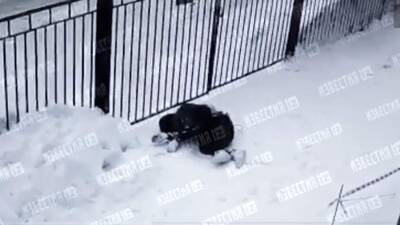 Рабочий упал с крыши детсада во время чистки снега в Петербурге
