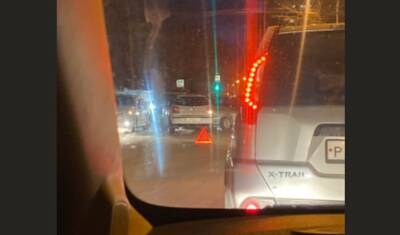 В Тюмени на улице Елизарова из-за аварии заблокированы 2 полосы движения