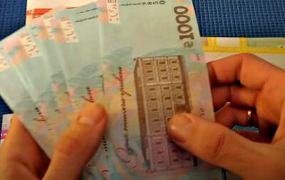 От 20 тысяч гривен и выше: одной из категорий украинцев повысили зарплаты с января – Кабмин принял решение