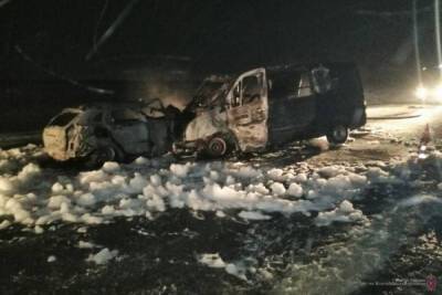 В Волгоградской области после лобового удара загорелись два автомобиля