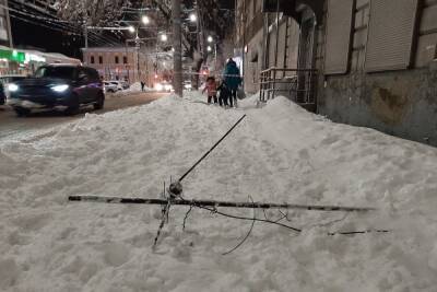 В Саратове вместе со снегом на тротуар упала тв-антенна