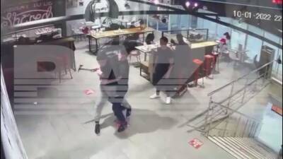 В московском KFC мужчина с топором пытался напасть на собутыльника - Русская семерка