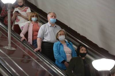Петербургский инфекционист заявил, что поездки в метро помогут сохранить антитела