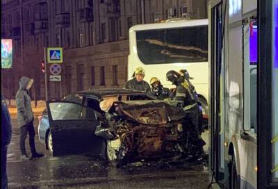Иномарка протаранила троллейбус на перекрестке Московского проспекта и Кузнецовской