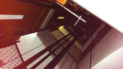 Двое рабочих погибли при падении лифта в отеле в центре Москвы