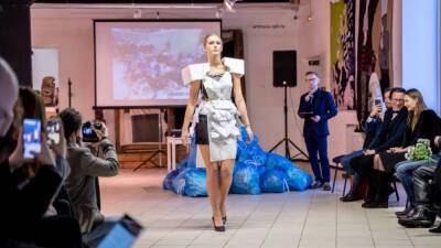 Петербуржцы организовали модный показ сшитых из мусора платьев