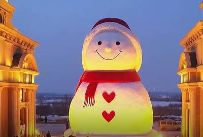 В Китае 120 скульпторов собрали огромного снеговика размером с дом