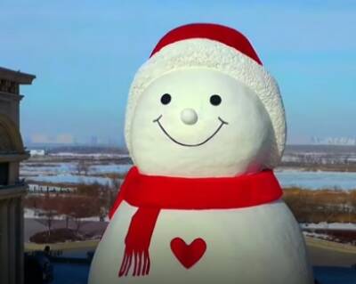 В Китае в честь Олимпийских игор-2022 построили огромного снеговика из 2000 кубометров снега. ФОТО