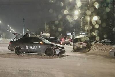 В Курске три машины столкнулись на кольце на Косухина