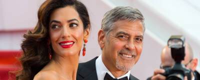 Джордж Клуни - Амаль Клуни - Джордж Клуни спит с женой в разных комнатах из-за храпа - runews24.ru