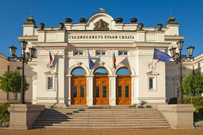 Противники вакцин в Болгарии штурмовали парламент
