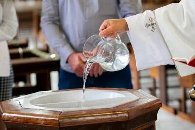 Святая вода на Крещение-2022: когда нужно набирать в церкви, можно ли освятить в домашних условиях