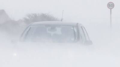 Сахалинским автомобилистам рассказали, как выжить в снежном плену