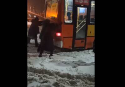 В Рязани женщины вытолкнули застрявшую в снегу маршрутку