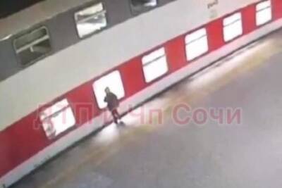 Ребёнок упал на ж/д-пути возле поезда в Сочи