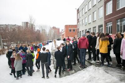 В ХМАО продолжается волна «минирований»: массово эвакуируют школы в Нижневартовске