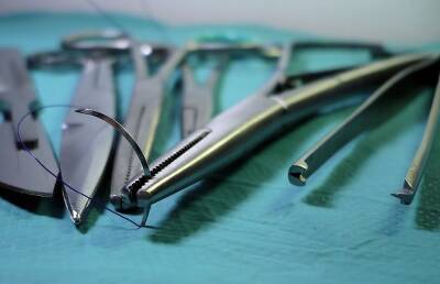 Британского хирурга, который выжег свои инициалы на печени пациентов, лишили лицензии