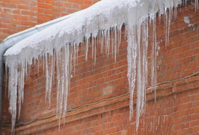 В Выборге специалисты проверяют, как убирают лед с крыш домов во дворах