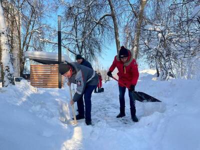 Юрий Шалабаев помогает нижегородским коммунальщикам убирать снег