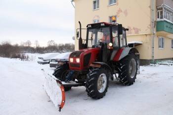 В Вологодском районе пытаются справиться с выпавшим вчера снегом