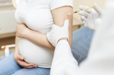 Ученые рассказали, когда после вакцинации от COVID-19 можно планировать беременность