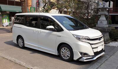 Toyota представила минивэны Noah и Voxy новой генерации