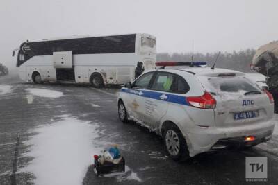 В столкновении рейсового автобуса со снегоуборочной техникой в РТ пострадали люди