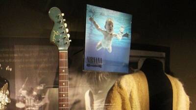 «Малыш» с обложки альбома Nevermind вновь подал в суд на Nirvana