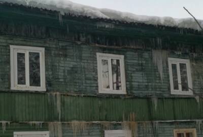 «Самое худшее — похоронят 12 семей»: тонны льда на крыше жилого дома в поселке Березовик грозят обвалом здания