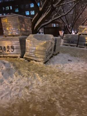 Жителей Петербурга возмутила укладка тротуарной плитки в снег