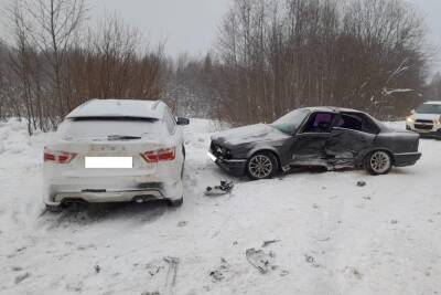 Молодого водителя BMW занесло на дороге, и он врезался в Ладу в Тверской области