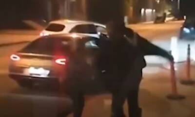 Экс-муж Ким Кардашьян Канье Уэст устроил потасовку на улице, появилось видео: "Ударил по голове и шее"