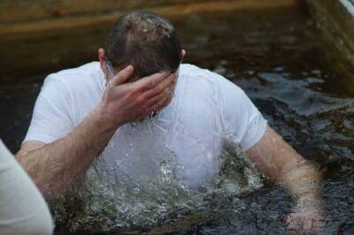 В Смольном решили не отменять крещенские купания из-за COVID-19 и рубят 20 иорданей