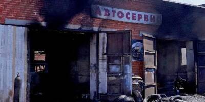 В одном из автосервисов Челябинска сгорел автомобиль