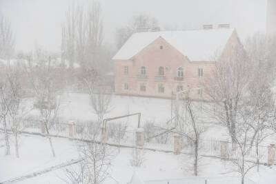 В Астрахани продолжают ликвидировать последствия снегопада