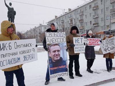 Активиста привлекают за плакат в поддержку казахстанцев на акции против репрессий