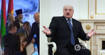 Лукашенко попытался вручить букет человеку без рук - циничный момент попал на видео