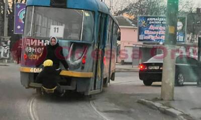 В Одессе женщина с ребенком взобрались на трамвай, кадры: "Проезд не всем по карману"