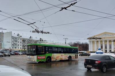 На площади Театральной в Рязани сломался автобус, собирается пробка