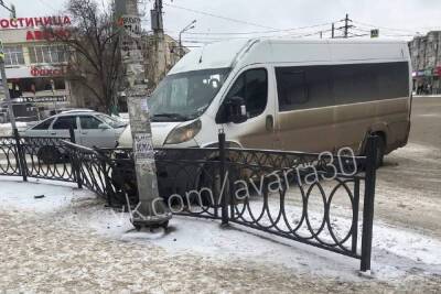 В Астрахани пассажирский микроавтобус чуть не протаранил остановку общественного транспорта