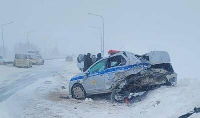В Башкирии водитель BMW X3 протаранил стоящую машину ГИБДД с сотрудником внутри